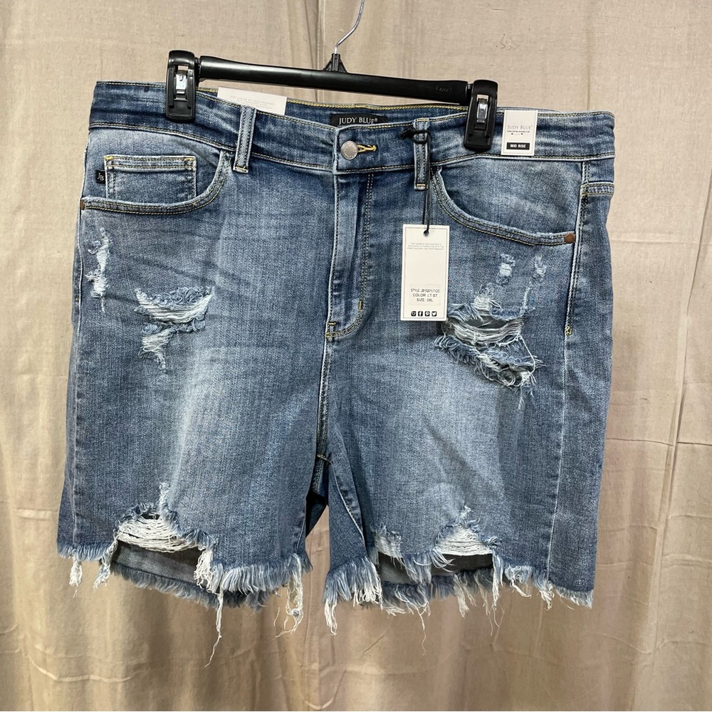 (NWT!) Judy Blue Hello Gorgeous Light Wash Distressed Fry Hem Shorts